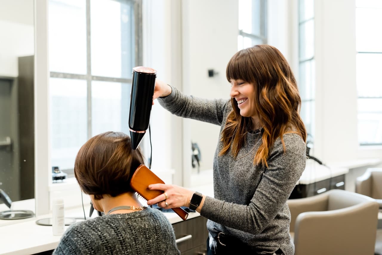 Friseurin bei der Arbeit