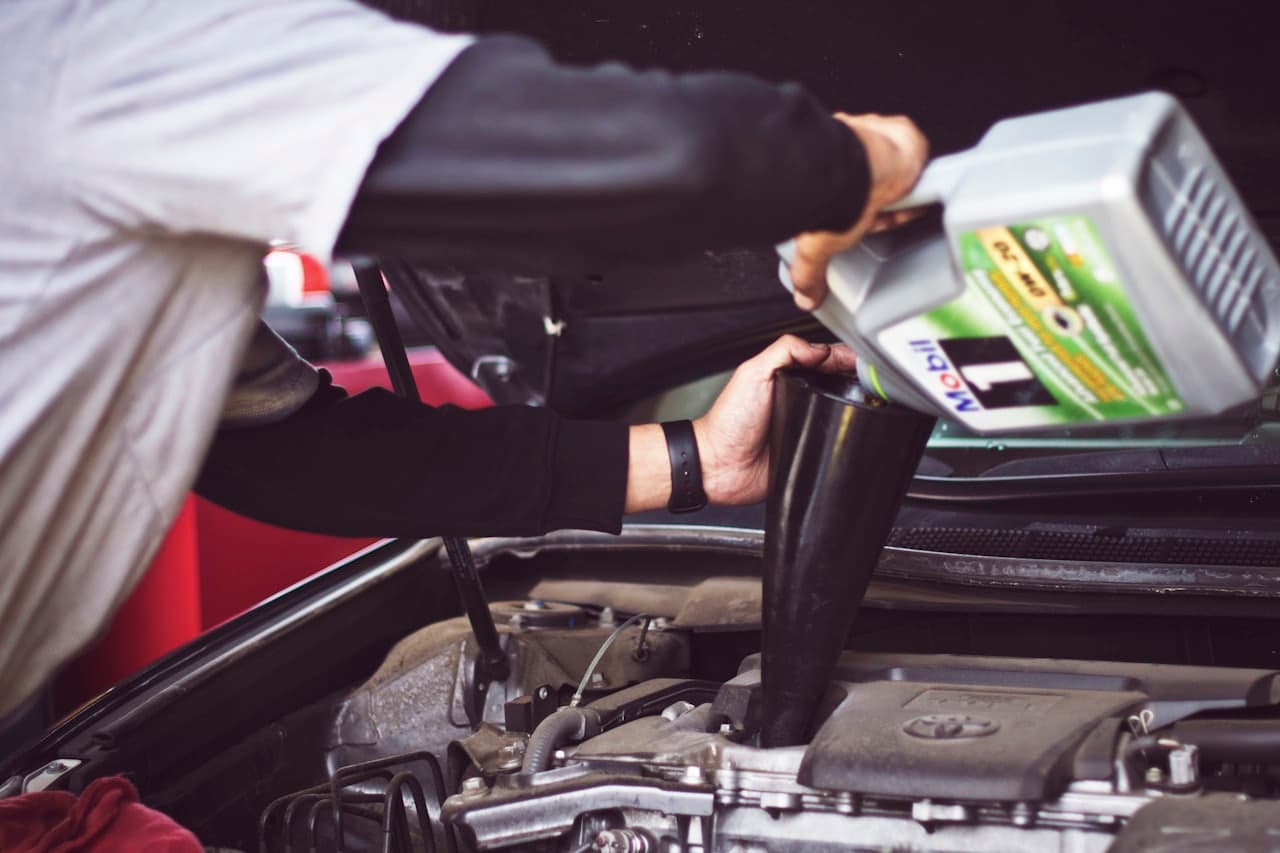 Arbeit am Motor in einer Kfz-Werkstatt